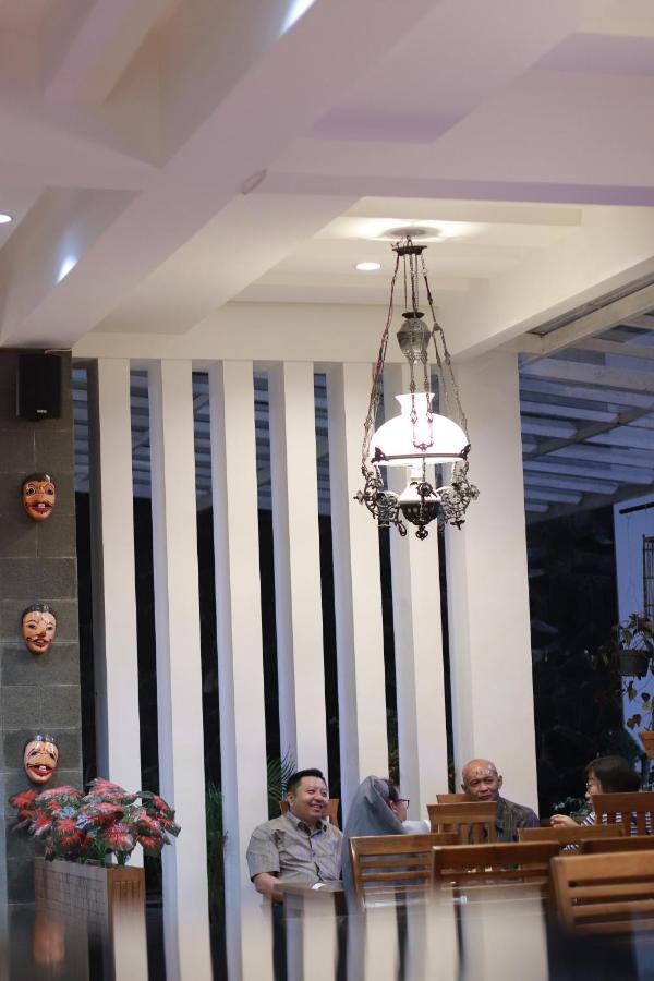 Baratha Hotel & Resto Bondowoso Exterior photo